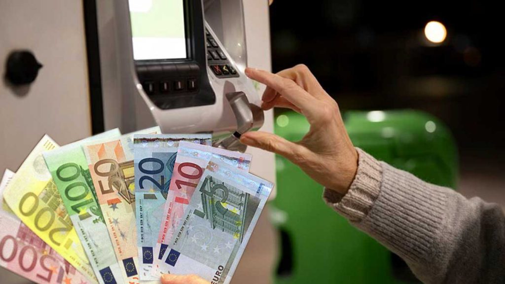 Distributeurs de billets : l'escroquerie du billet magique prend de l'ampleur, méfiez-vous !