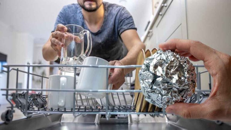 Mettez une boule de papier aluminium dans votre lave-vaisselle : le résultat vous surprendra