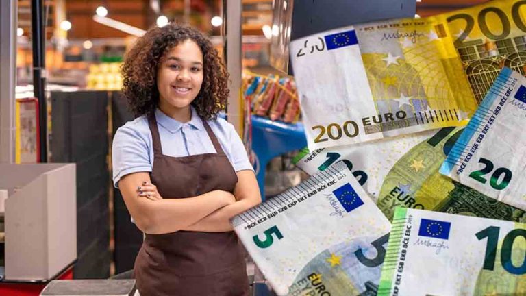 Jeune employée d’hypermarché souriante, illustrant un métier accessible avec un bac+2 et offrant un salaire attractif.
