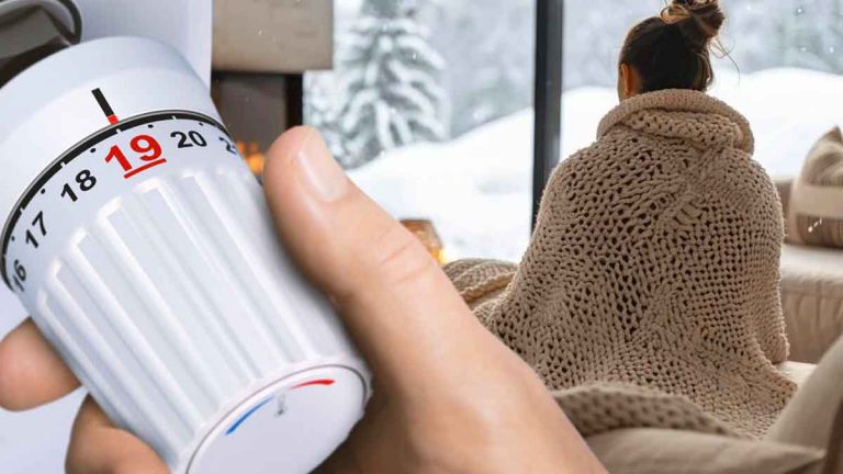 Thermostat réglé sur 19°C, femme emmitouflée dans une couverture en hiver devant une fenêtre enneigée.