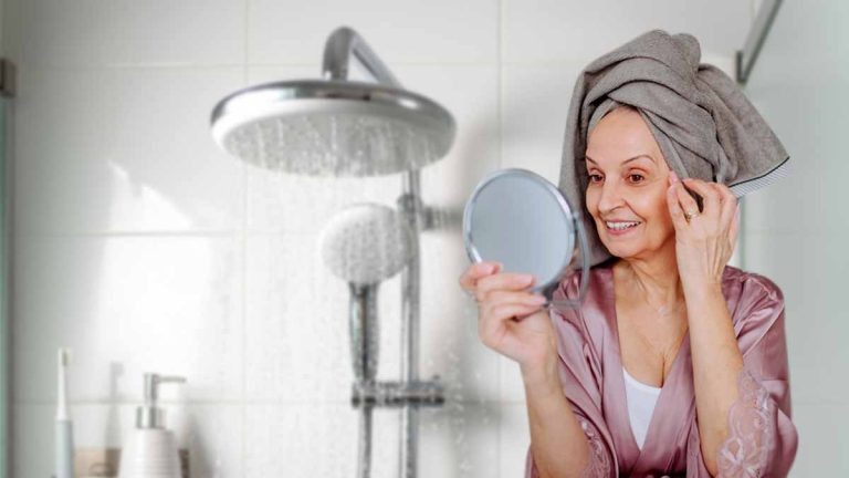 Découvrez le nombre de douches recommandé par les dermatologues pour les personnes âgées, sans risque pour la peau