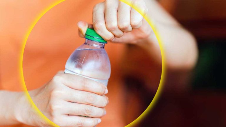 Eau en bouteille : quelles marques d’eau contiennent le moins de microplastiques ? Le point sur la contamination