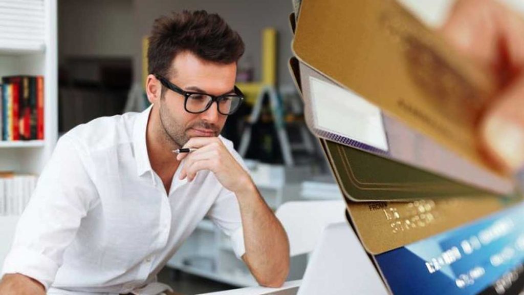 Frais bancaires : cette banque supprime des coûts cachés et séduit déjà 4 millions de Français