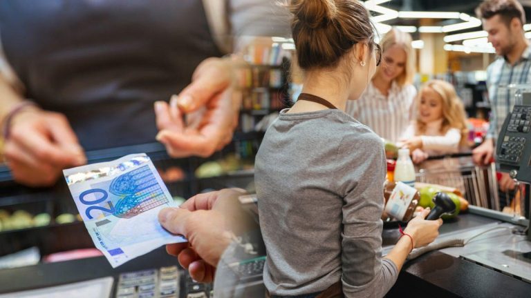 Surprise ! L’entrée devient payante dans ces magasins discount, découvrez pourquoi