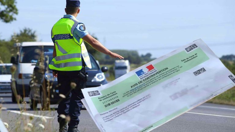 Voiture : ces 2 équipements obligatoires à bord sous peine de 750 euros d'amende