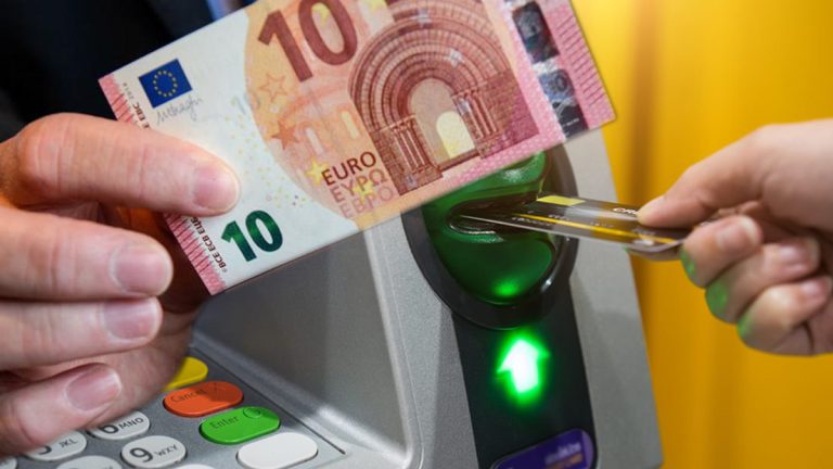 Bientôt impossible de retirer un billet de 10 € ? Voici les 3 banques qui continueront à le permettre