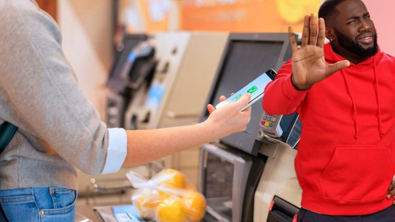 La fin des caisses automatiques : des géants comme Auchan et Leclerc face à une crise inattendue !