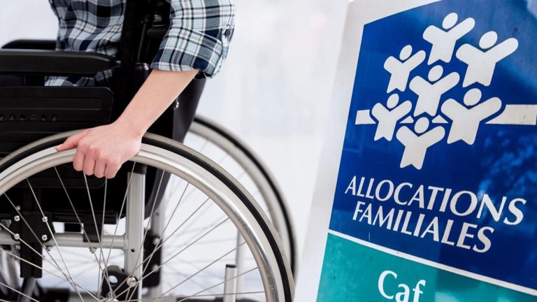 Douche froide pour cette quinquagénaire en situation de handicap : elle doit rembourser 15 000 € à cause d’une erreur administrative