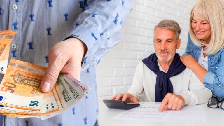 Une retraitée révèle son secret pour gagner 1 500 € par mois avec juste son permis et un téléphone !