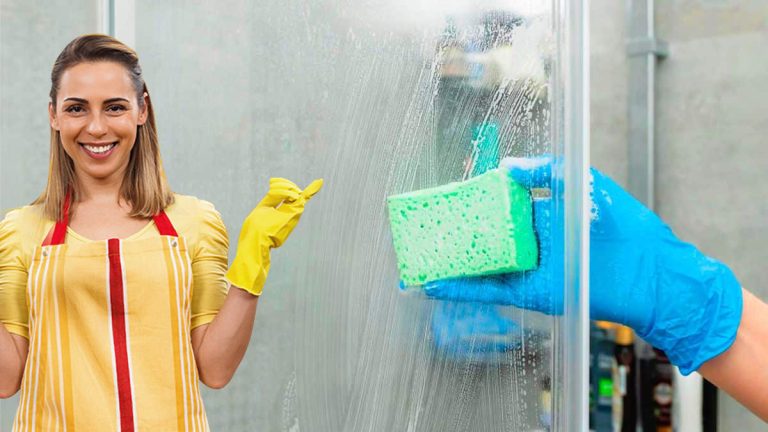 Parois de douche impeccables : l’astuce secrète utilisée dans les hôtels