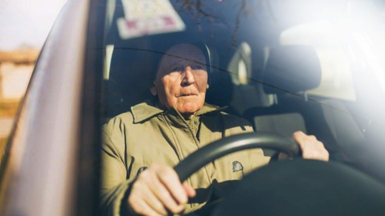 Ce n’est ni 70 ni 80 ans : La vérité sur l’âge maximal pour prendre le volant