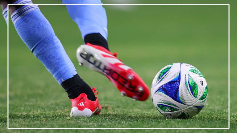 Abandonné bébé, il devient star du ballon rond et ses parents refont surface…