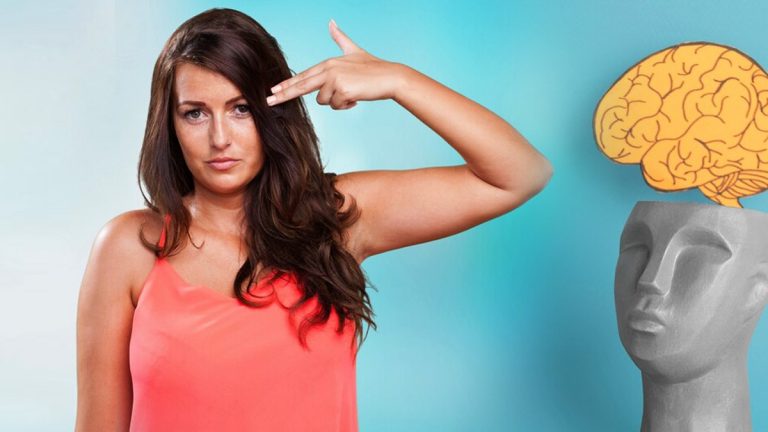 Se séparer les cheveux sur le côté : qu'est-ce que cela révèle de vous selon la psychologie ?
