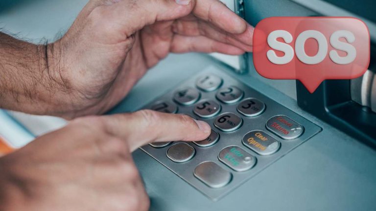 Tout le monde pense que taper son code secret à l’envers au distributeur avertit la police : cette histoire est-elle vraie ?