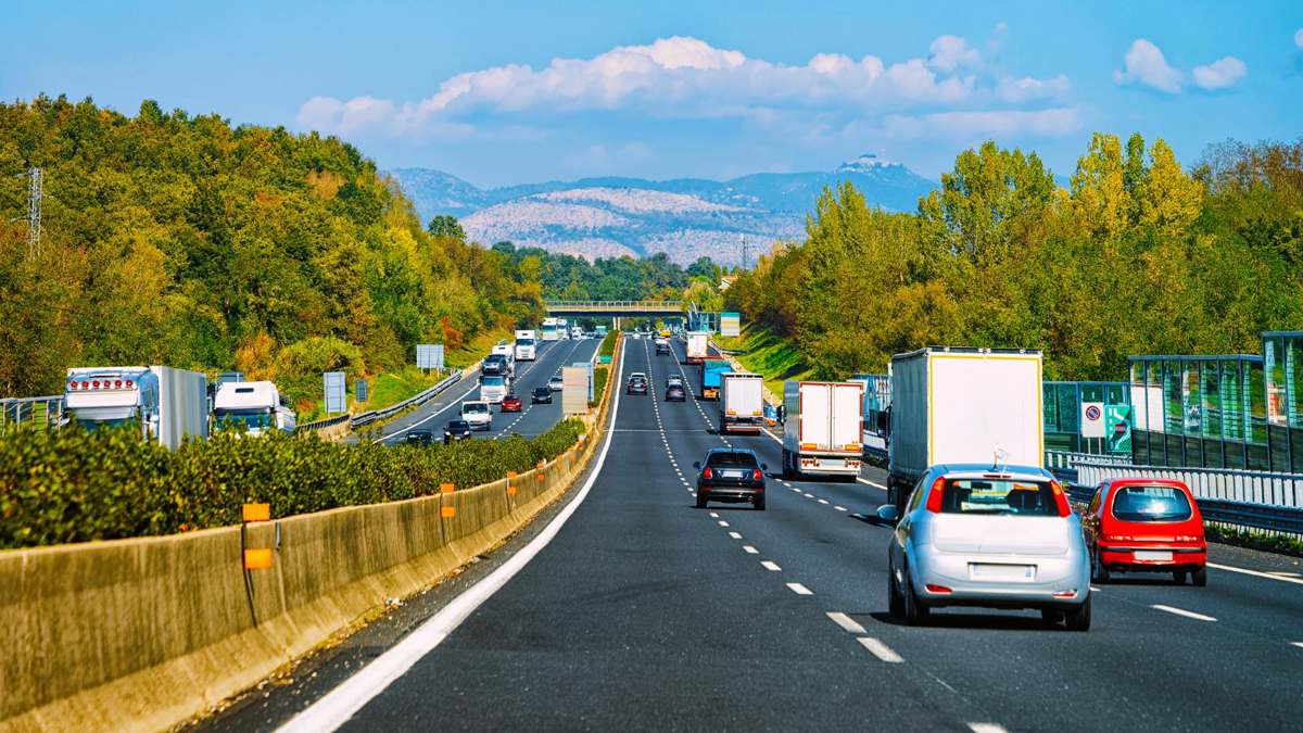 3 points de moins sur le permis et 750 euros d’amende en cas de non-respect de ce nouveau marquage au sol est déjà présent sur quelques autoroutes en France