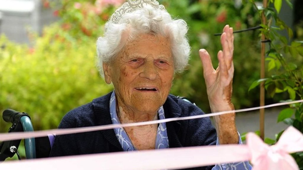 À 115 ans, la doyenne du monde dévoile l’étonnant élixir qui défie le temps…