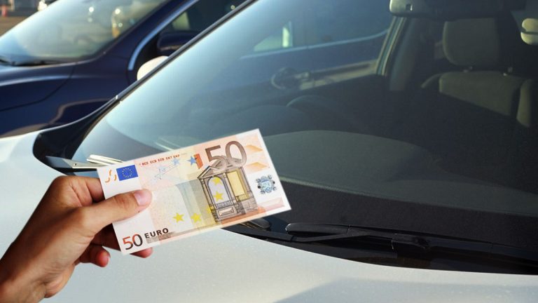 Automobilistes, si vous voyez un billet de 50 € sur votre pare-brise, ne cédez pas à la tentation ! C'est un piège !