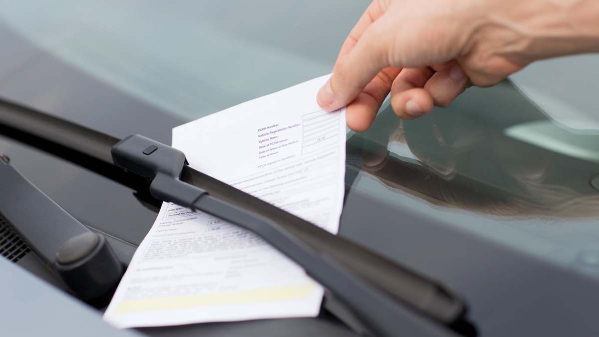 Ce papier posé sur votre pare-brise pourrait vous coûter très cher, ne le lisez surtout pas