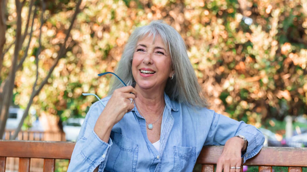 Ce que révèle la psychologie sur ceux qui assument leurs cheveux gris