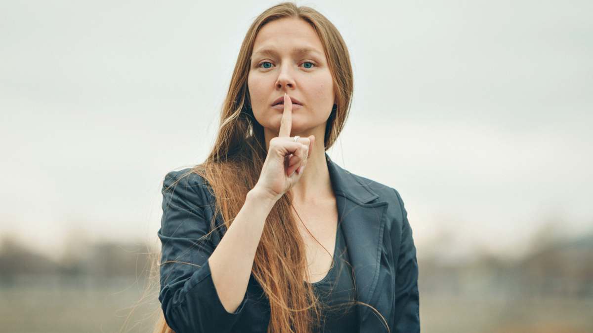 Ce que révèle la psychologie sur les personnes qui choisissent de garder le silence au lieu de parler