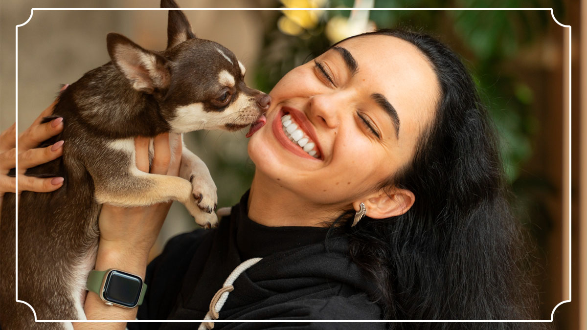 Ce que votre chien veut vraiment vous dire quand il vous lèche le visage, les mains ou les pieds, selon un vétérinaire