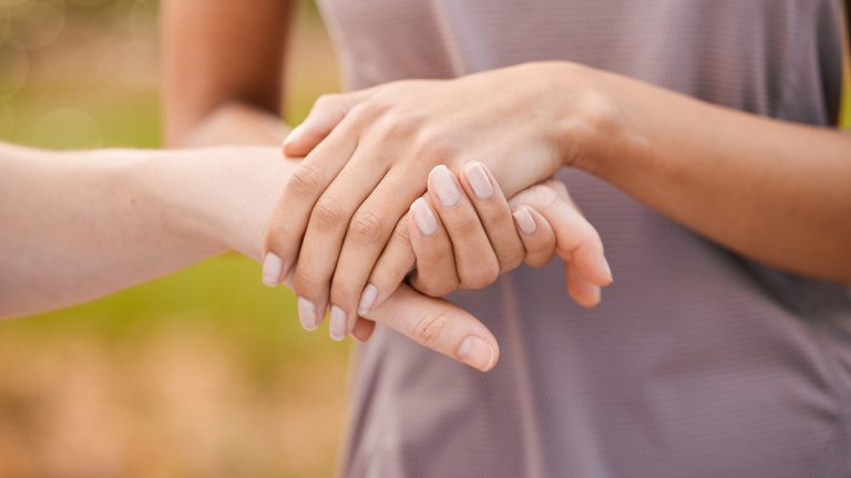 Comment rester solide face aux épreuves difficiles ? Les psychologues révèlent ce qu'il faut se dire dans les moments sombres
