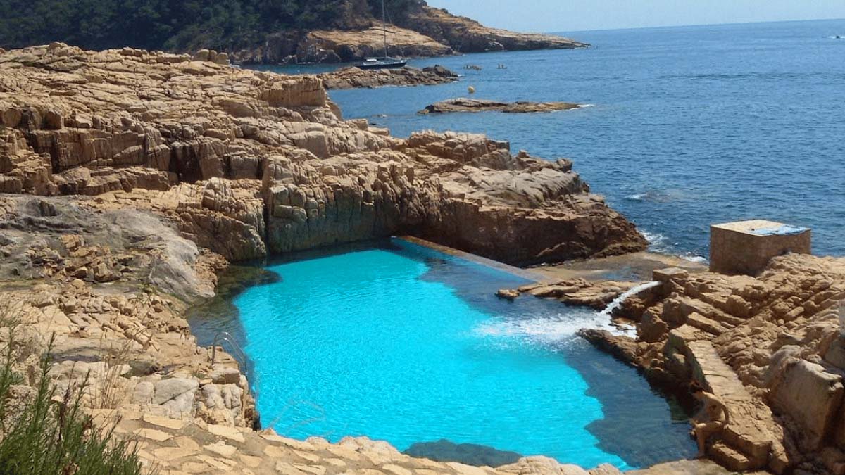 La piscine secrète de la Costa Brava : c’est un bijou dans un écrin sauvage, niché entre rochers et Méditerranée