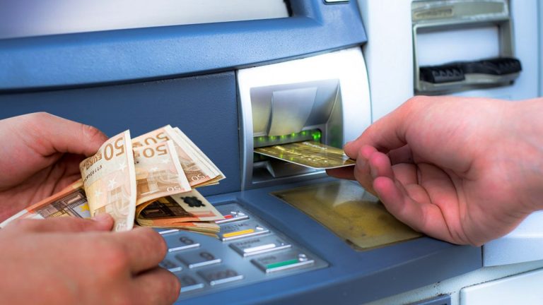 Distributeurs de billets : le bouton qu’il ne faut surtout pas oublier lors des retraits pour ne pas se faire arnaquer