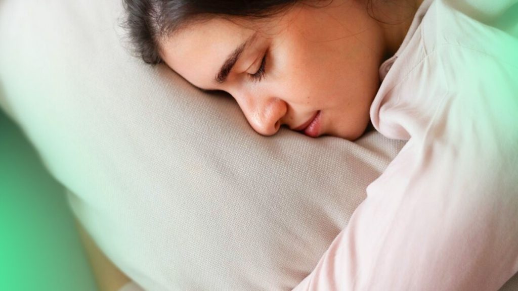 Que signifie dormir sur le ventre, selon la psychologie ?