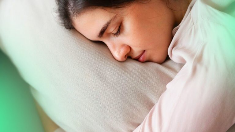 Que signifie dormir sur le ventre, selon la psychologie ?