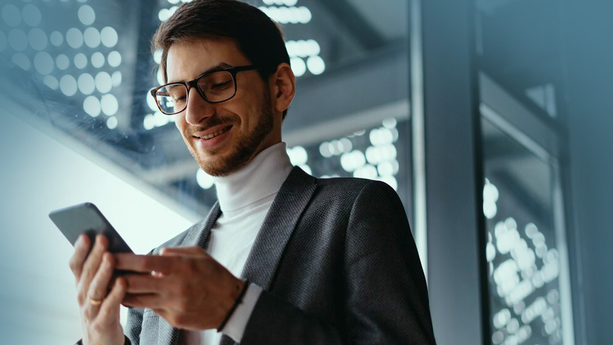 Que signifie entrer dans une pièce en regardant son téléphone portable, selon la psychologie ?