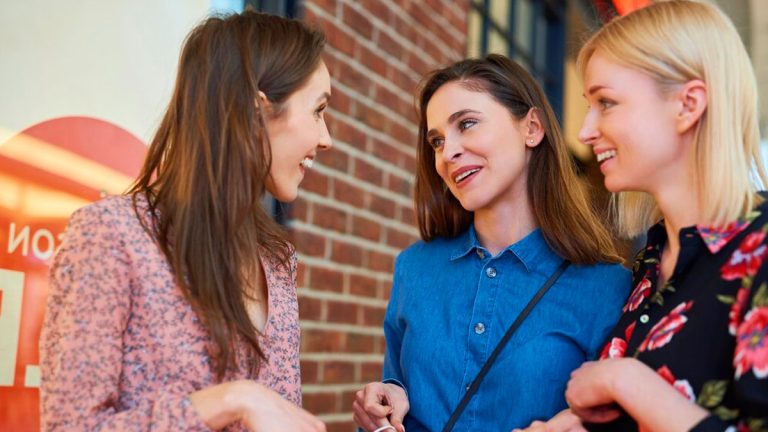 Que signifie hocher la tête en écoutant quelqu'un, selon la psychologie ?