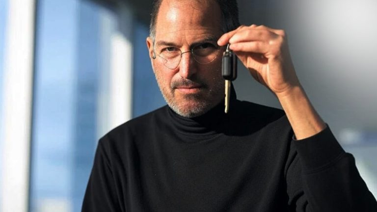 La secrétaire arrive en retard… Steve Jobs lui tend les clés d’une Jaguar toute neuve : « Tiens, ne sois plus jamais en retard »