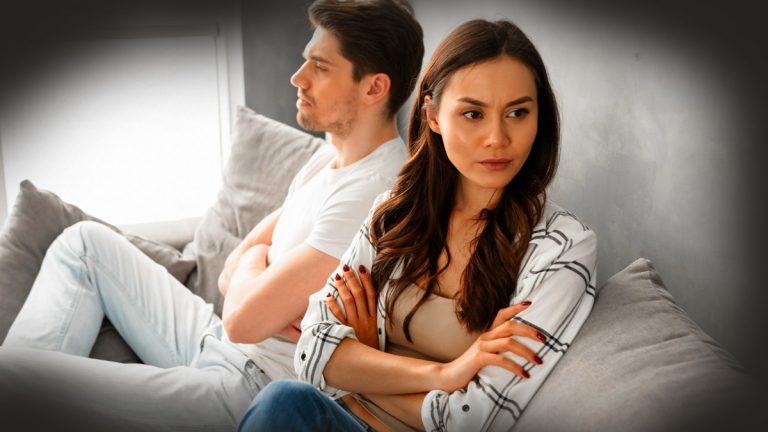 Le silence face au conflit : que révèle ce comportement selon la psychologie ?