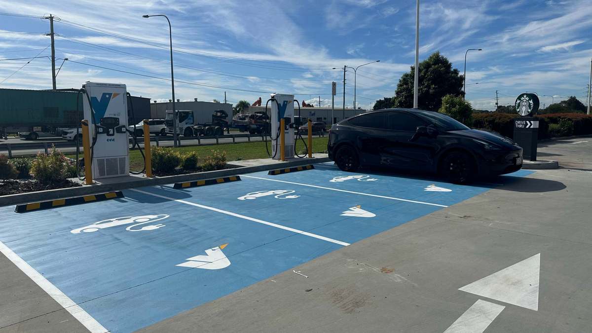 Les gens remplacent leur voiture à essence tous les 12 ans, tandis que les voitures électriques sont remplacées tous les 3 ans, selon une étude
