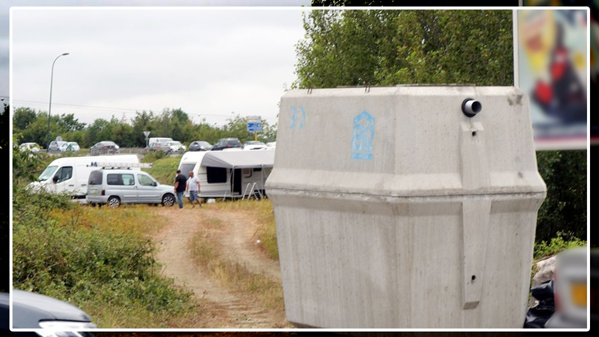 Marre des gens du voyage, ce propriétaire les bloque avec un énorme bloc de béton de 3 tonnes
