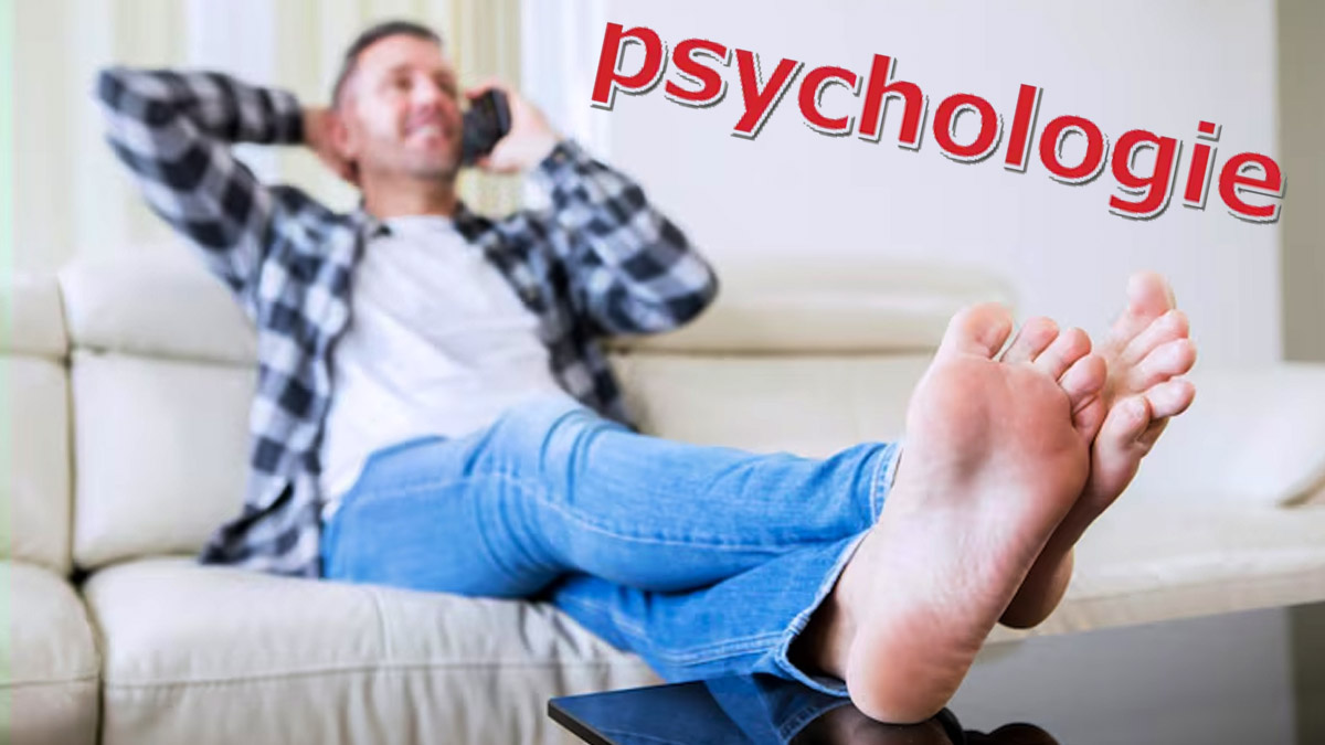 Que signifie mettre les pieds sur la table, selon la psychologie ?