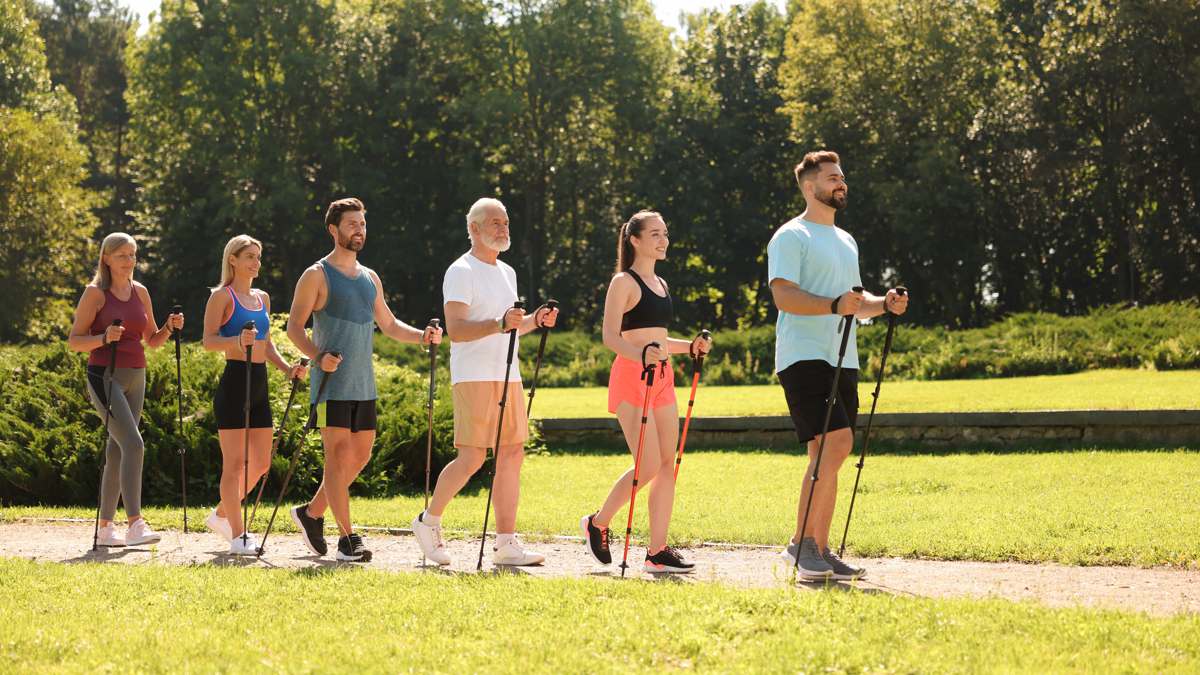 Plus efficace que la marche nordique : ce « sport de seniors » fait disparaître la graisse sans effort, même après 60 ans
