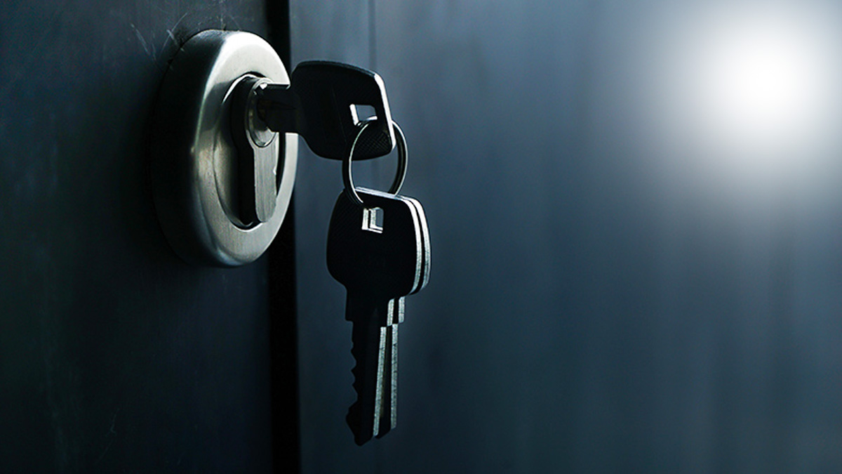 Sécurité : pourquoi dormir avec la clé dans la serrure de votre porte d’entrée peut mettre votre foyer en danger