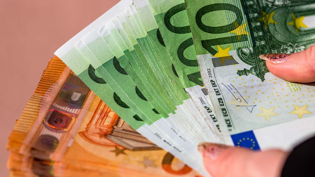 Que révèle le fait de trier ses billets par valeur en psychologie ?