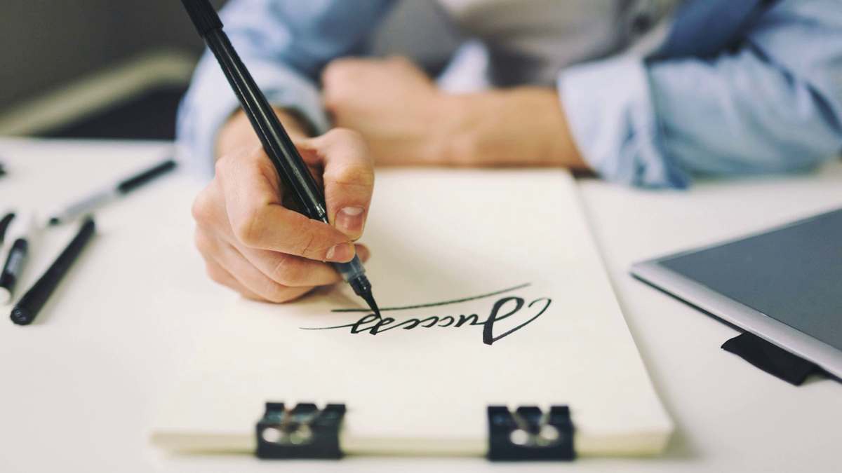 Que signifie ajouter des symboles ou des dessins à votre signature, selon la graphologie ?