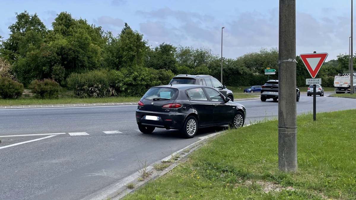 Quel clignotant activer quand on entre dans un rond-point ? L’erreur que beaucoup d’automobilistes commettent