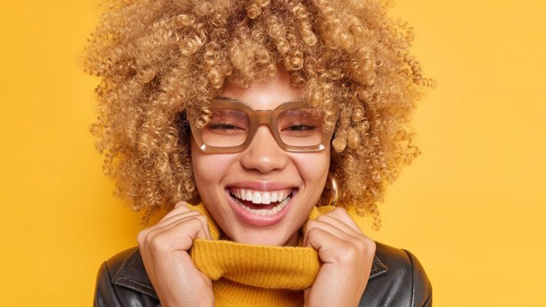 Quelqu'un vous sourit tout le temps : quelle signification selon les experts en psychologie ?