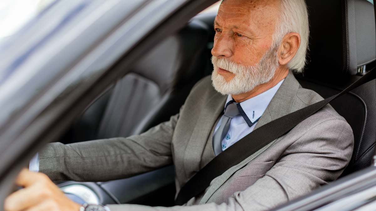Seniors : les conducteurs de plus de 65 ans bientôt tenus d’avoir cet objet dans leur voiture sous peine d’immobilisation ?