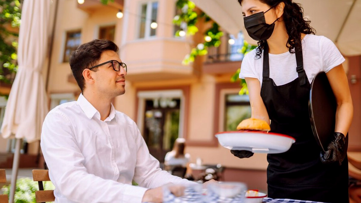 Voici la signification psychologique du comportement des personnes qui aident les serveurs à débarrasser les tables