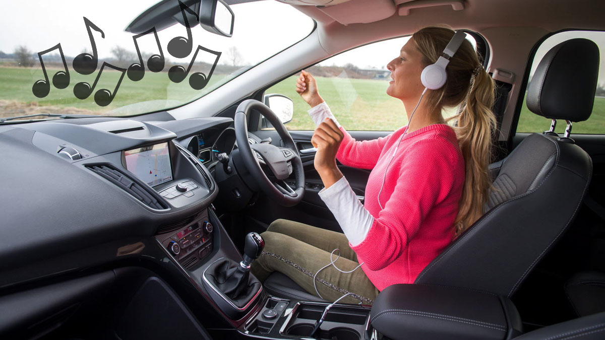 Vous écoutez toujours de la musique en voiture quand vous êtes seul ? Voici la raison, selon la psychologie
